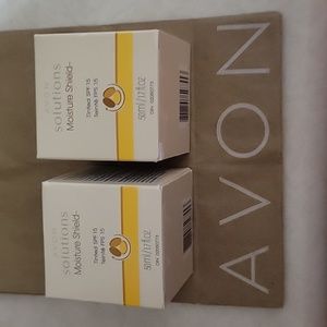 AVON SOLUTIONSAvon Solutions Moisture Shield Hydroprotection Tinted SPF 15 50mL